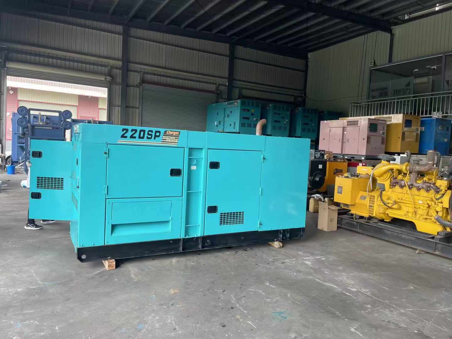 东区800kW 柴油发电机的输出电流波动范围是多少？