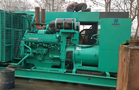 东区发电机组如何判断水冷式机油散热器内部是否需要清洗？