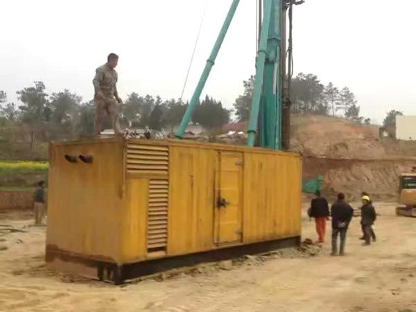 东区如何判断水冷式机油散热器密封件是否需要更换？